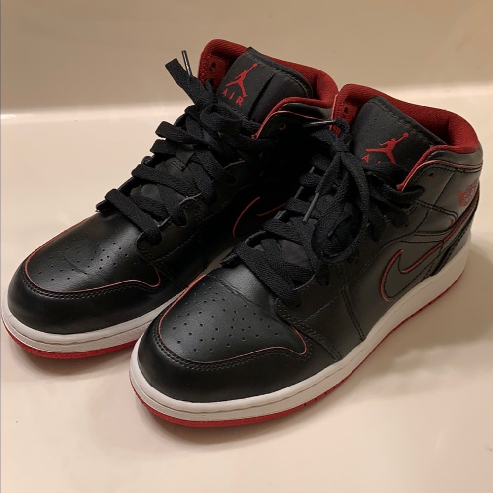 Jordan 1 Mid- black and red